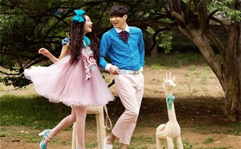 爱情神话的祛魅：从罗密欧朱丽叶看现代爱情的理性重构